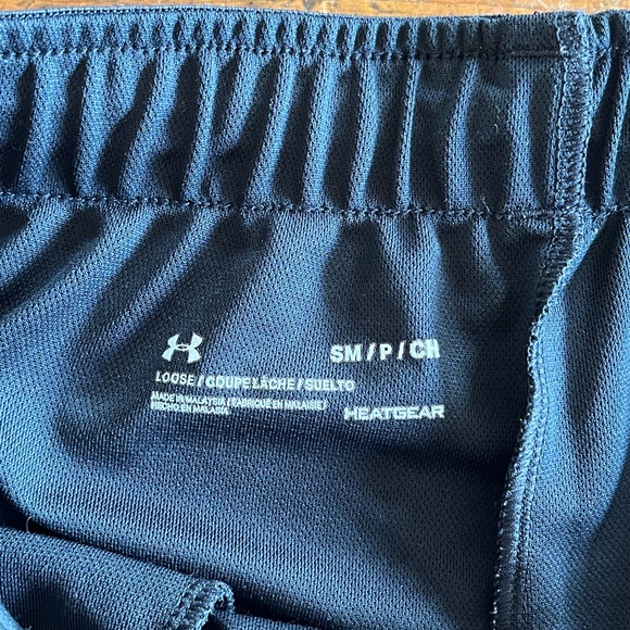 Black Under Armour Shorts - Picture 2 of 3